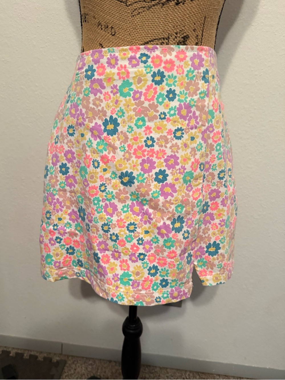 Wild Fable floral vibrant colors mini skirt size 10